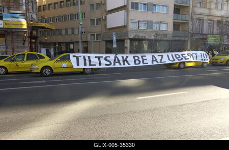 Taxisok demonstrálnak az UBER ellen-stock-foto