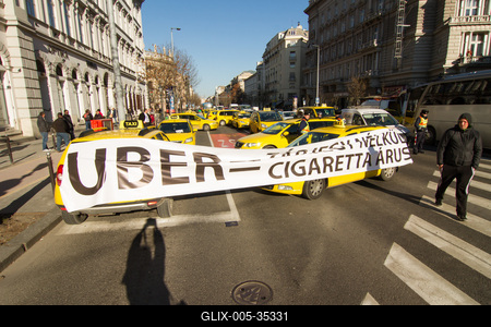 Taxisok demonstrálnak az UBER ellen-stock-foto