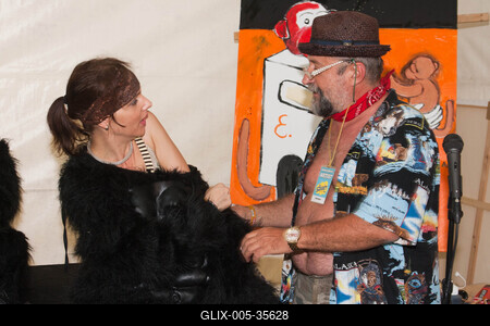 Hogyan viselkednek a majmok - Sziget-stock-foto