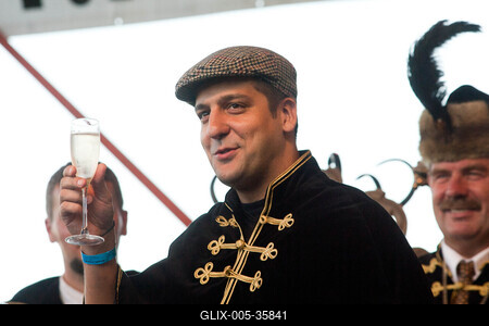 Pezsgőlovag-avatás a Borfesziválon-stock-foto