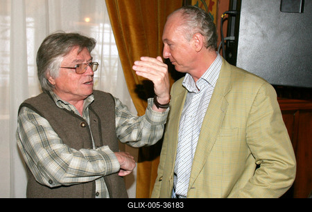 Megszületett a Társulat szereposztása-stock-foto