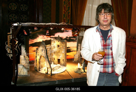 Megszületett a Társulat szereposztása-stock-foto