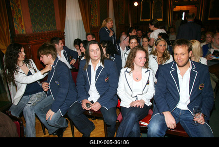 Megszületett a Társulat szereposztása-stock-foto