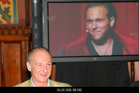 Megszületett a Társulat szereposztása-stock-foto