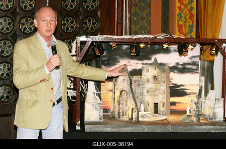 Megszületett a Társulat szereposztása-stock-foto