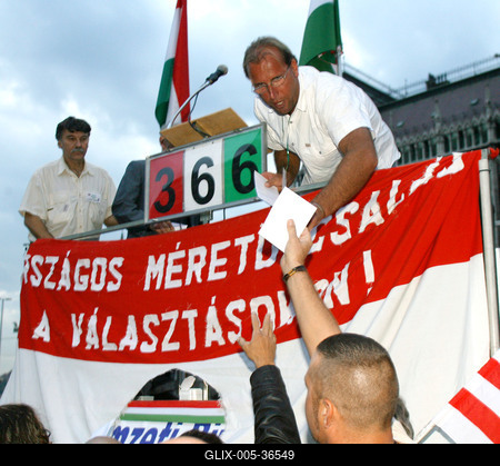 Ismét a kormány ellen tüntettek a Kossuth téren-stock-foto