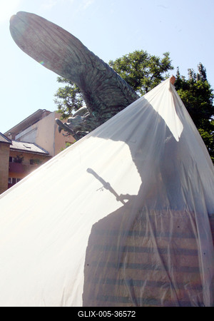 Zsákot húzott a Turul-szoborra-stock-foto