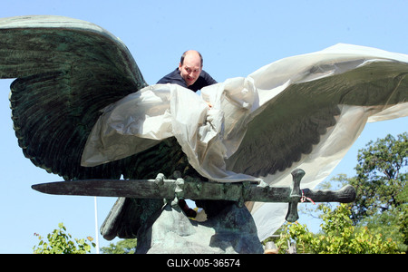 Zsákot húzott a Turul-szoborra-stock-foto