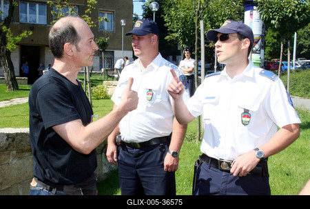 Zsákot húzott a Turul-szoborra-stock-foto