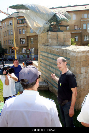 Zsákot húzott a Turul-szoborra-stock-foto