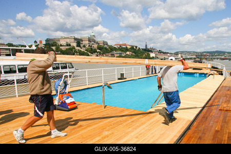 Pénteken nyit az uszálystrand a Dunán-stock-foto