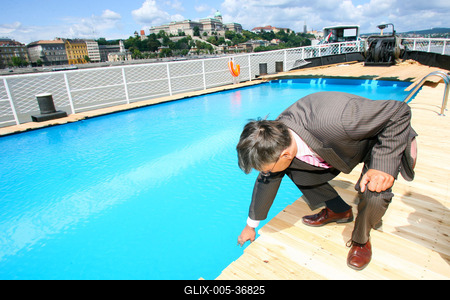 Pénteken nyit az uszálystrand a Dunán-stock-foto