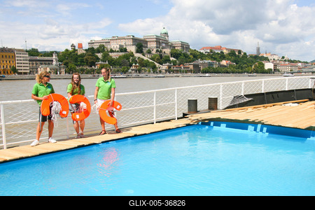 Pénteken nyit az uszálystrand a Dunán-stock-foto