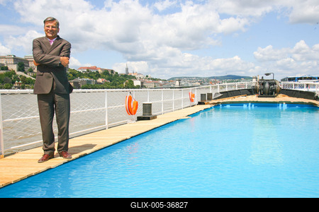 Pénteken nyit az uszálystrand a Dunán-stock-foto