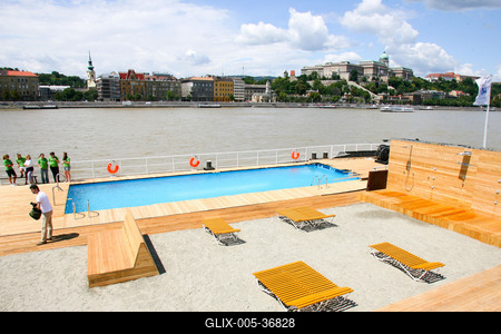 Pénteken nyit az uszálystrand a Dunán-stock-foto