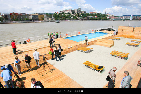 Pénteken nyit az uszálystrand a Dunán-stock-foto