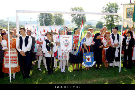 Felállították a palócok keresztjét Herencsényben-stock-foto