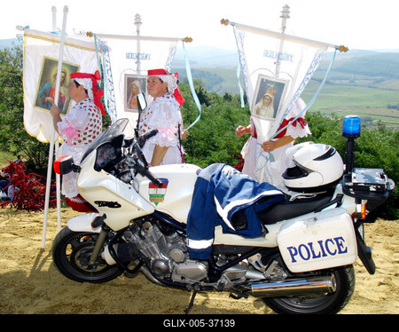 Felállították a palócok keresztjét Herencsényben-stock-foto