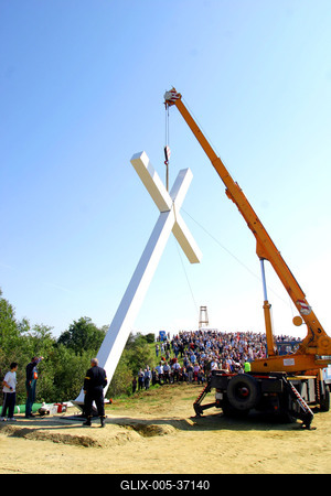 Felállították a palócok keresztjét Herencsényben-stock-foto