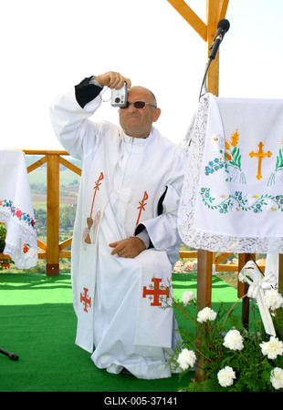 Felállították a palócok keresztjét Herencsényben-stock-foto