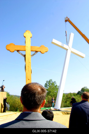 Felállították a palócok keresztjét Herencsényben-stock-foto