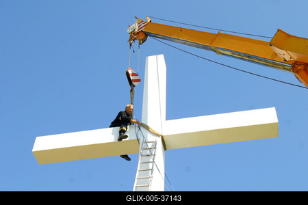 Felállították a palócok keresztjét Herencsényben-stock-foto