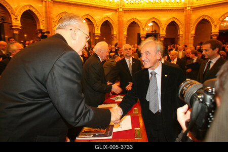 Elie Wiesel Budapesten-stock-foto