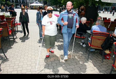 Sztárok bekötött szemmel a Váci utcában-stock-foto