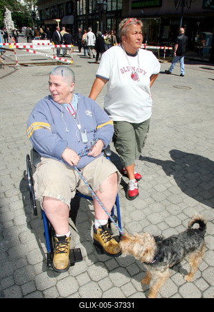 Sztárok bekötött szemmel a Váci utcában-stock-foto