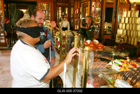 Sztárok bekötött szemmel a Váci utcában-stock-foto