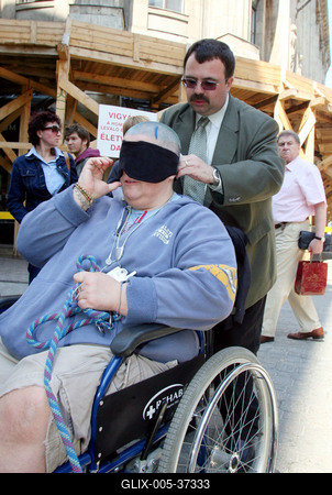 Sztárok bekötött szemmel a Váci utcában-stock-foto