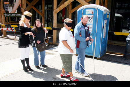 Sztárok bekötött szemmel a Váci utcában-stock-foto