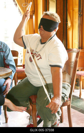 Sztárok bekötött szemmel a Váci utcában-stock-foto