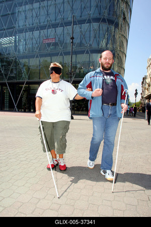 Sztárok bekötött szemmel a Váci utcában-stock-foto