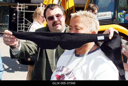 Sztárok bekötött szemmel a Váci utcában-stock-foto