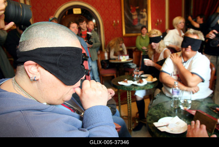 Sztárok bekötött szemmel a Váci utcában-stock-foto