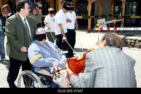 Sztárok bekötött szemmel a Váci utcában-stock-foto