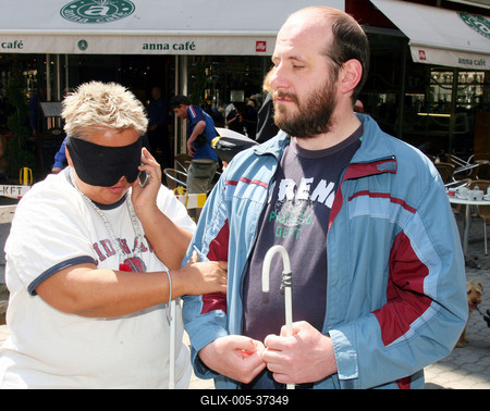 Sztárok bekötött szemmel a Váci utcában-stock-foto