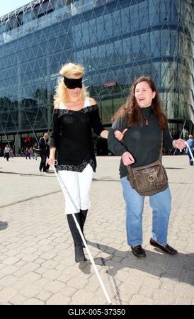 Sztárok bekötött szemmel a Váci utcában-stock-foto