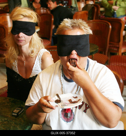 Sztárok bekötött szemmel a Váci utcában-stock-foto