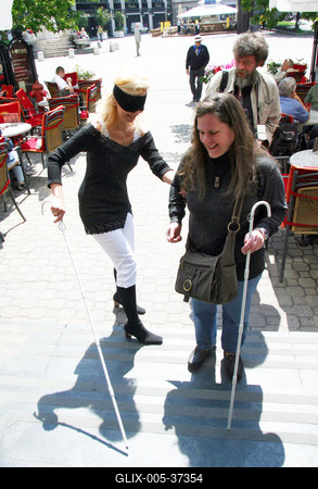 Sztárok bekötött szemmel a Váci utcában-stock-foto