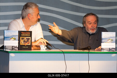 Könyvbemutató-stock-foto