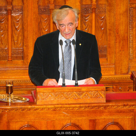 Elie Wiesel Budapesten-stock-foto