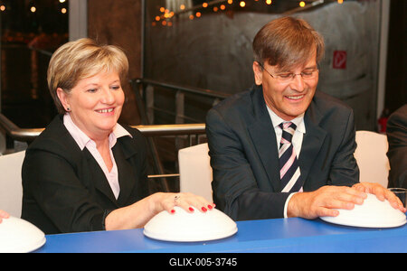 Díszkivilágítást kapott az Erzsébet híd-stock-foto