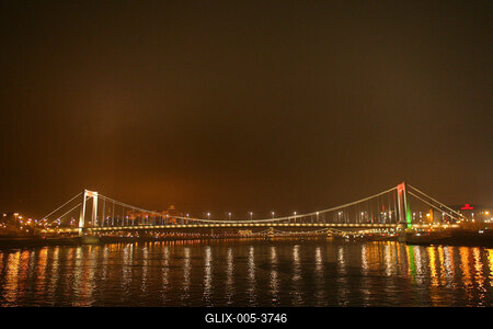 Díszkivilágítást kapott az Erzsébet híd-stock-foto