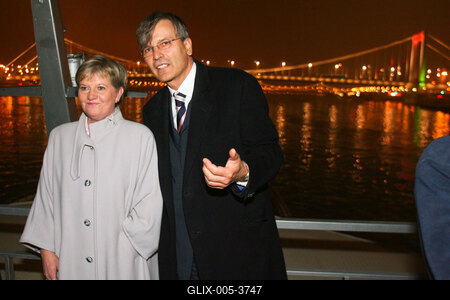 Díszkivilágítást kapott az Erzsébet híd-stock-foto