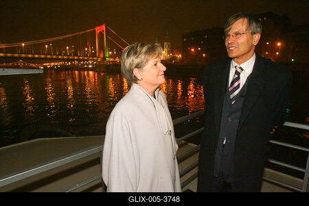 Díszkivilágítást kapott az Erzsébet híd-stock-foto