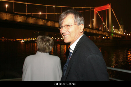 Díszkivilágítást kapott az Erzsébet híd-stock-foto