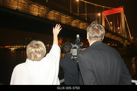 Díszkivilágítást kapott az Erzsébet híd-stock-foto