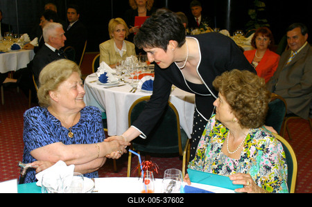 Jótékonysági vacsora-stock-foto